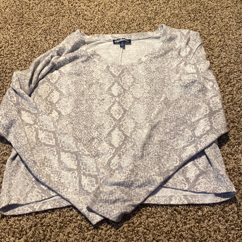 Cute cute long sleeve tee! Snake skin! Size S.
